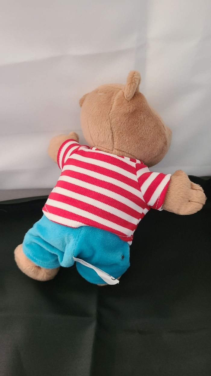 Doudou OURS tee shirt rayé rouge short bleu CONFORAMA 23 cm - photo numéro 2