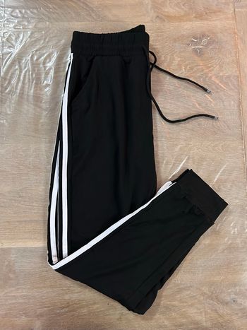 Pantalon noir avec bande blanche 