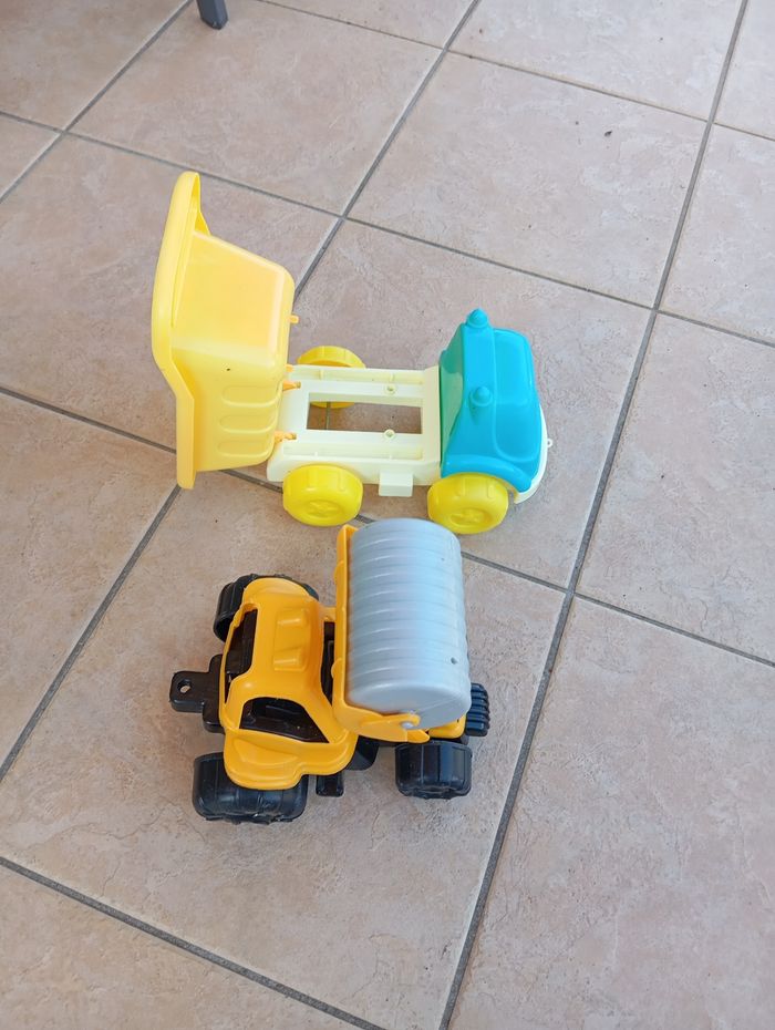 Camion benne et rouleau compresseur