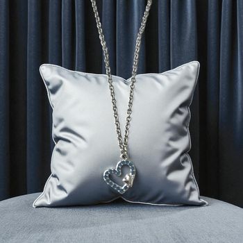 Collier Cœur Argenté – Strass Bleus & Chaîne Platine