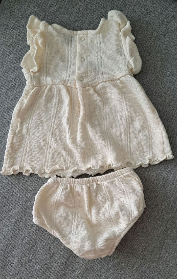 Jolie robe + cache couche 1 mois - photo numéro 3