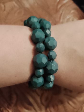 lot de 2 bracelets en plastique bleus.