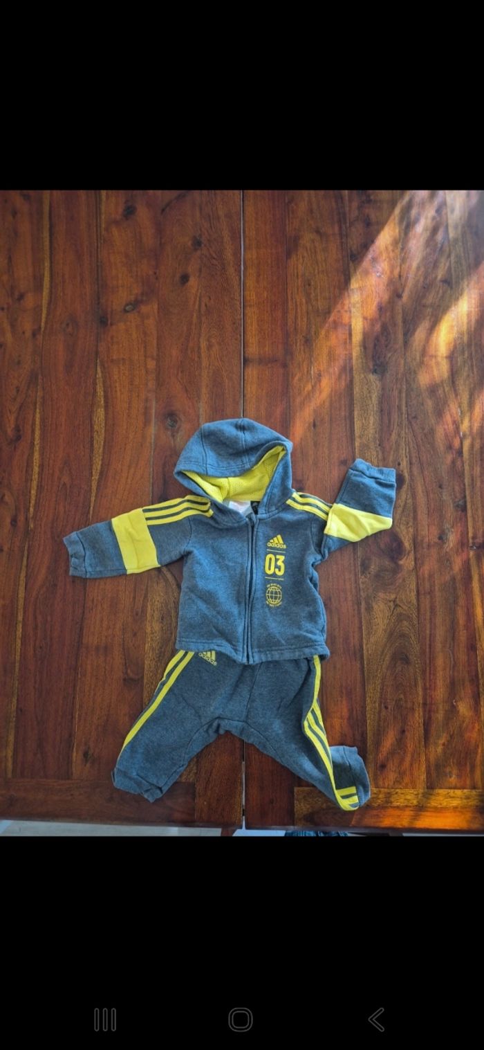 Survetement garcon 3 mois tres bon etat