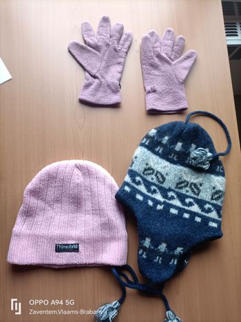 Lot de 2 bonnets rose et bleu et une paire de gants rose