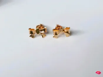 Petites boucles d’oreilles nœud brillant – bijou discret et chic