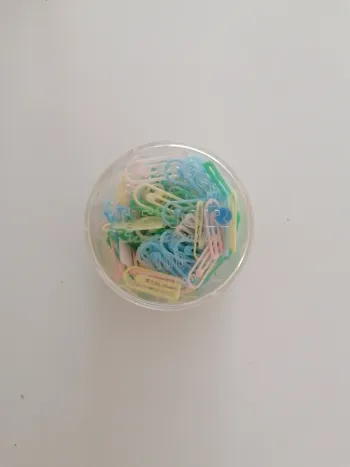 Boîte trombones plastiques