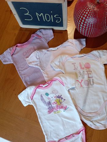 Lot de 4 bodies Absorba taille 3 mois en très bon état