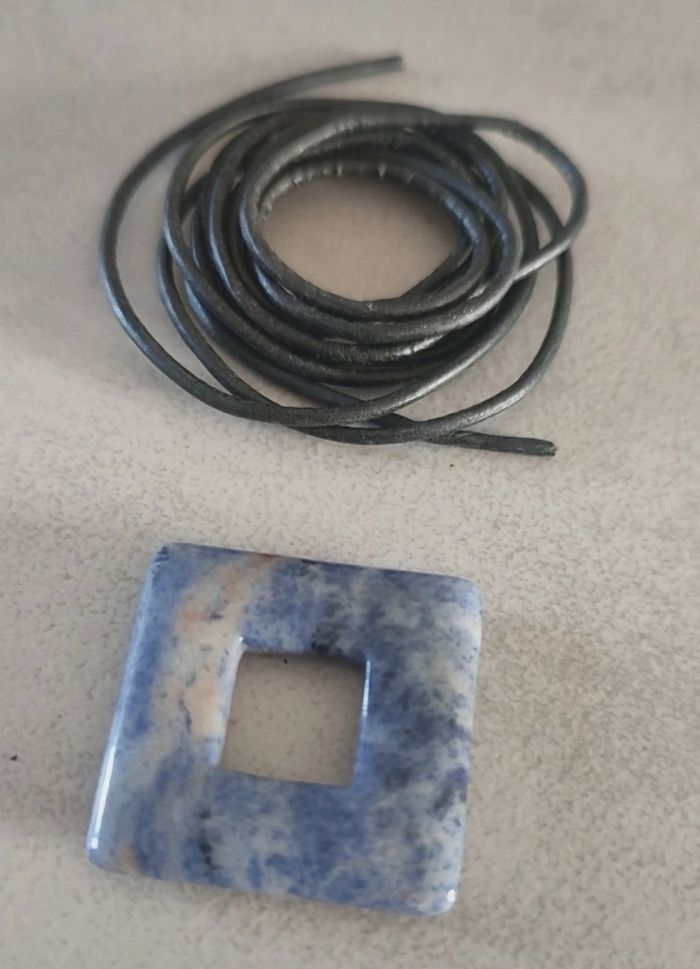 Pendentif donuts sodalite et cordon en cuir - photo numéro 2