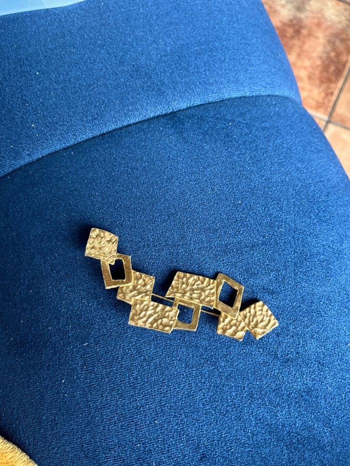 broche doré