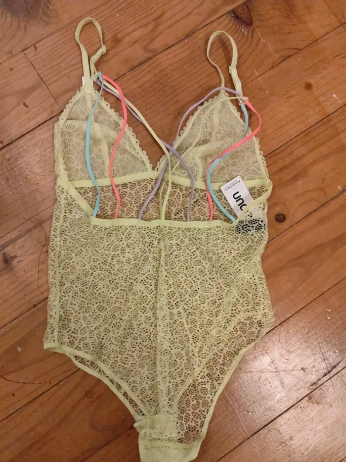 Body lingerie dentelle Undiz jaune fluo M neuf - photo numéro 3