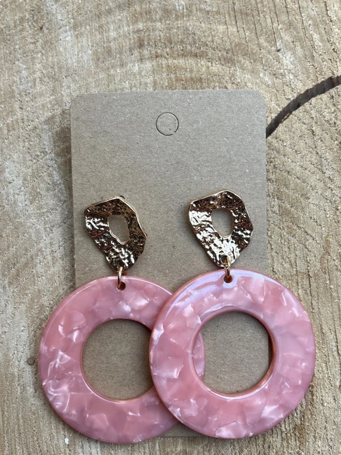 Boucle d’oreille rose