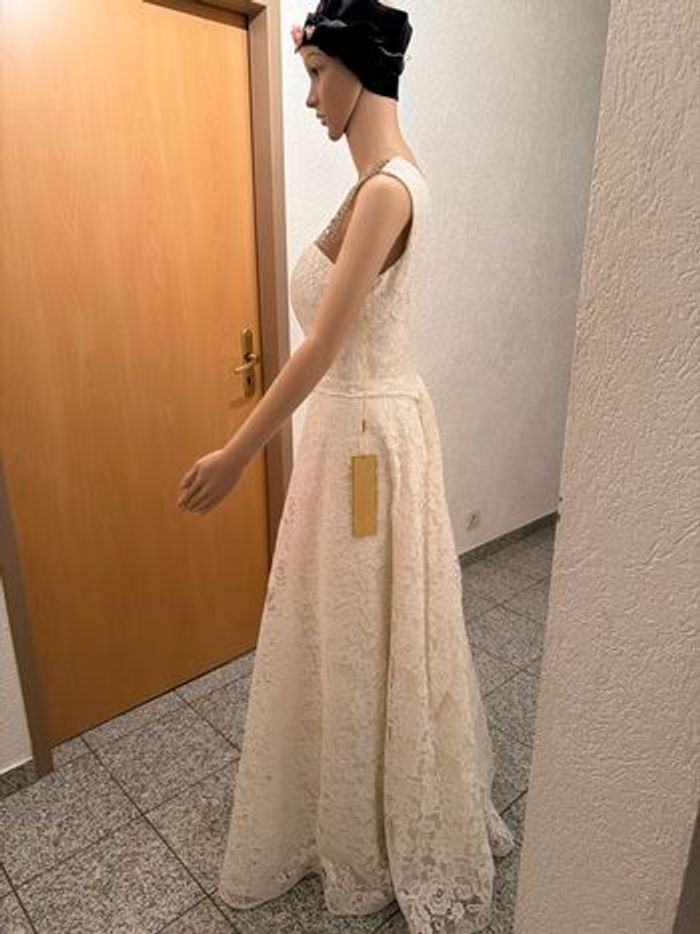 Robe de  cérémonie en dentelle de couleur ivoire - photo numéro 6