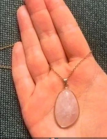 Collier pendentif pierre rose