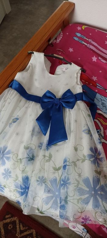 👗 blanche avec motif bleu