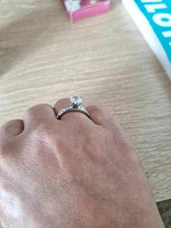 Bague style solitaire en acier inoxydable et zircons