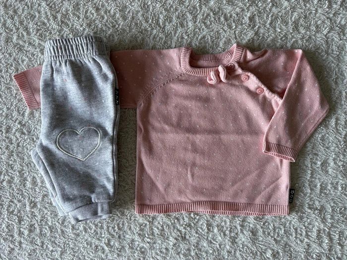 Ensemble, pantalon et pull marque petit cailloux, taille 3 mois - photo numéro 3