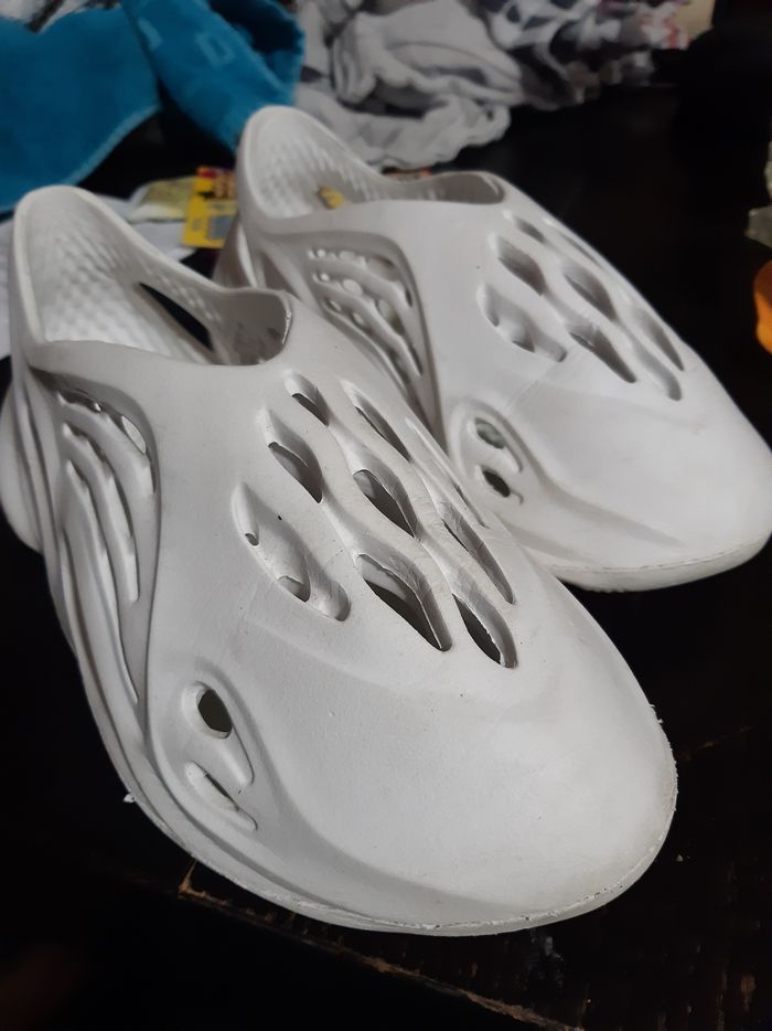 Speakers style yeezy foam runner