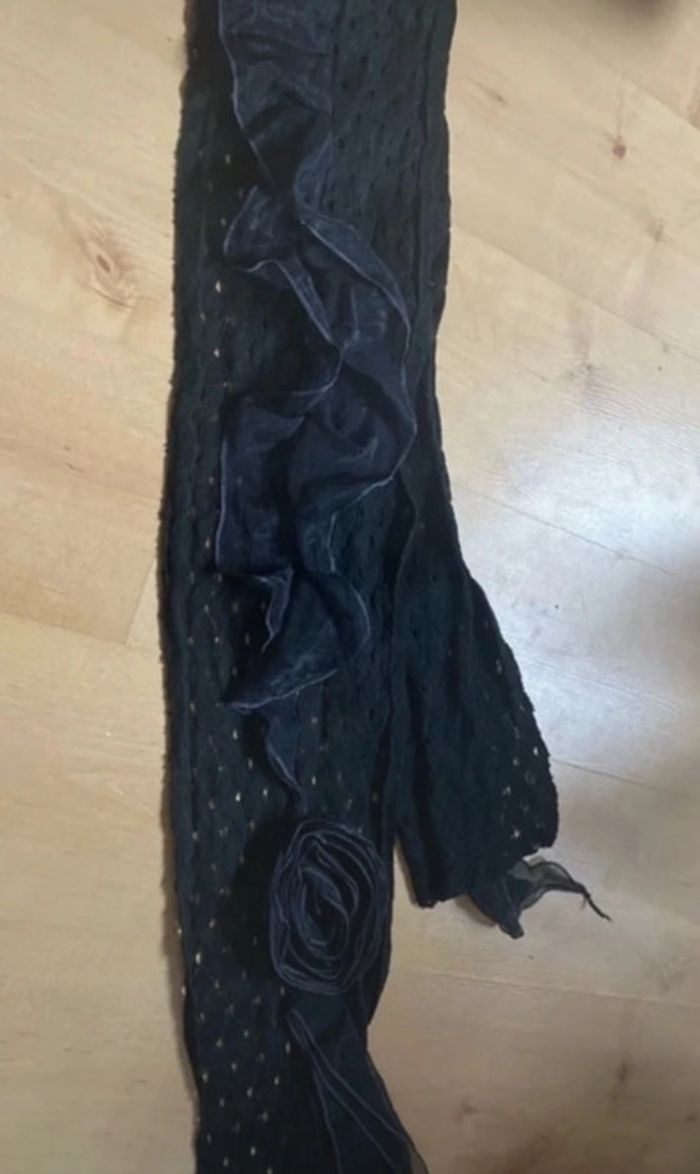 Foulard noir avec rose