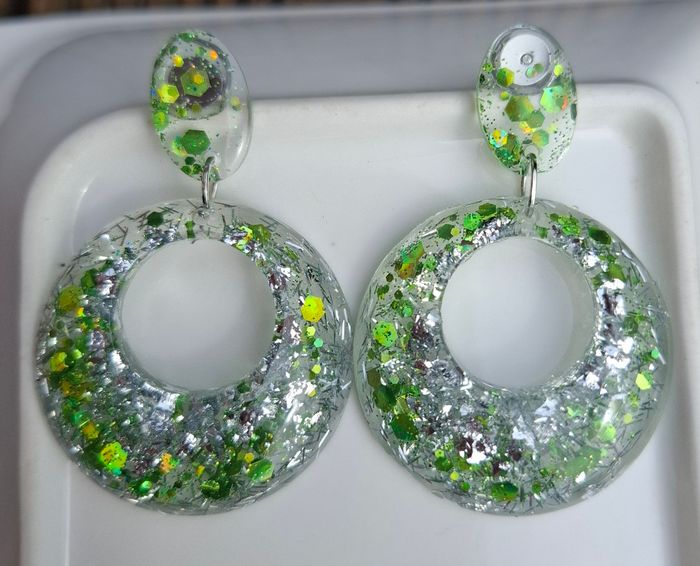 🌿 Éclat nature – Boucles d’oreilles vertes scintillantes en résine - photo numéro 2