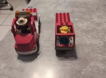 2 camions lego duplo avec 2 personnages vintage