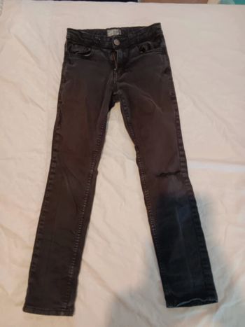 Pantalon noir troué