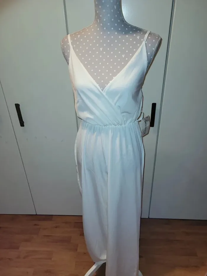 Combinaison blanche fluide neuve
