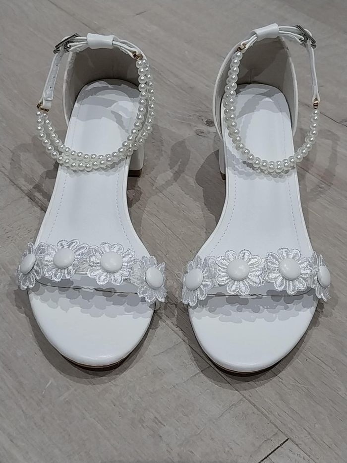 Sandales à talons compensés à bride fleurie et chaîne de perles T.39