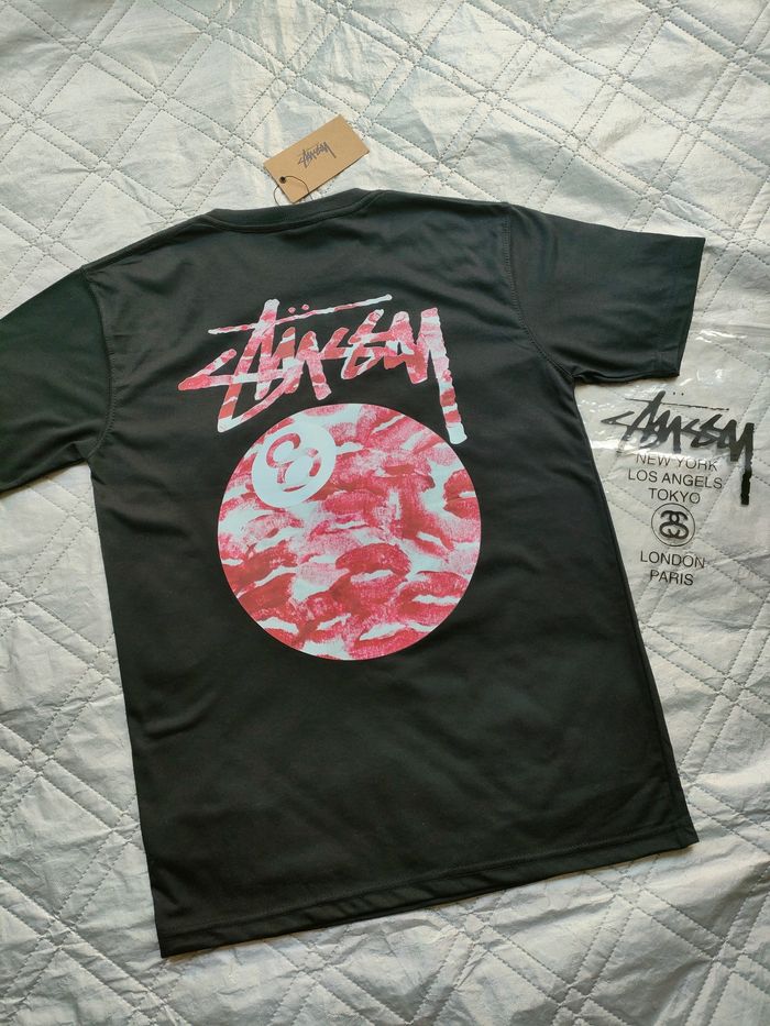 T-shirt Stüssy 8 ball lips kiss 😘 taille M, noir logo rouge  NEUF ✅ - photo numéro 3