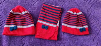 Lot de 2 bonnets et une écharpe neuf
