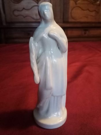 Ancienne vierge en biscuit hauteur 16 cm porteuse de pain (n°3)