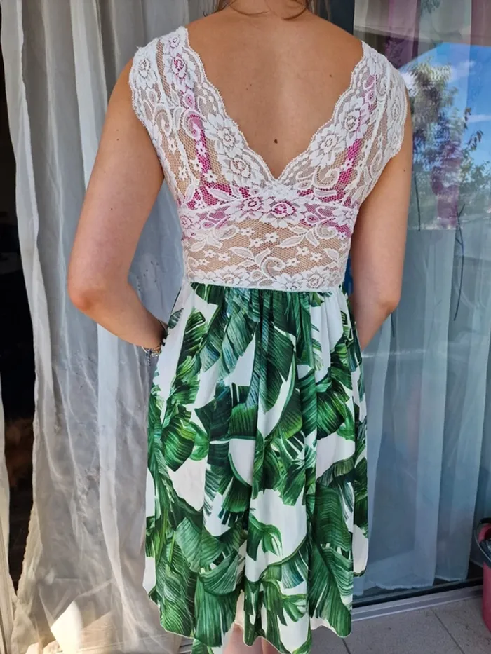 Robe florale et dentelle - photo numéro 2