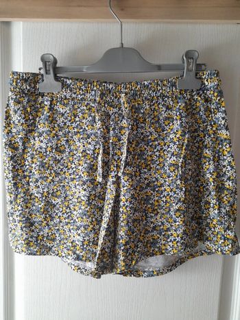 Short fleuri bleu jaune