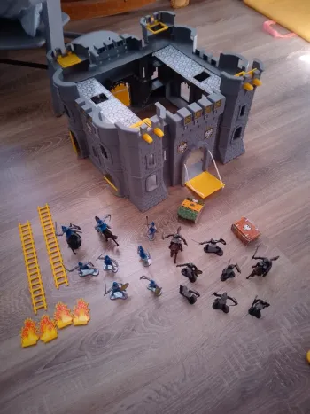 Château fort et figurines