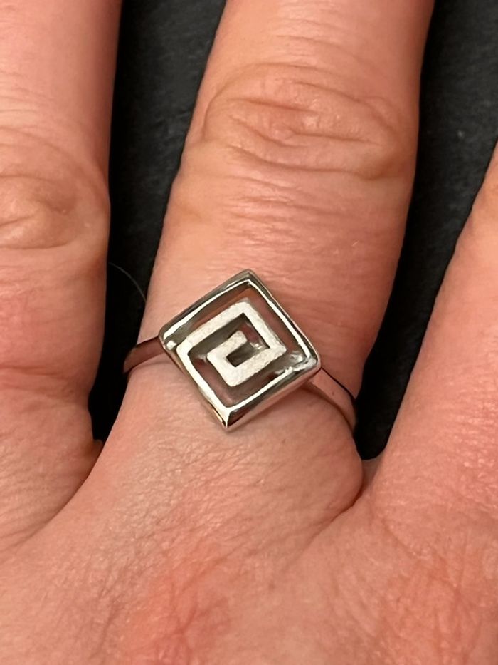 Jolie bague en argent massif T. 58 femme TBE