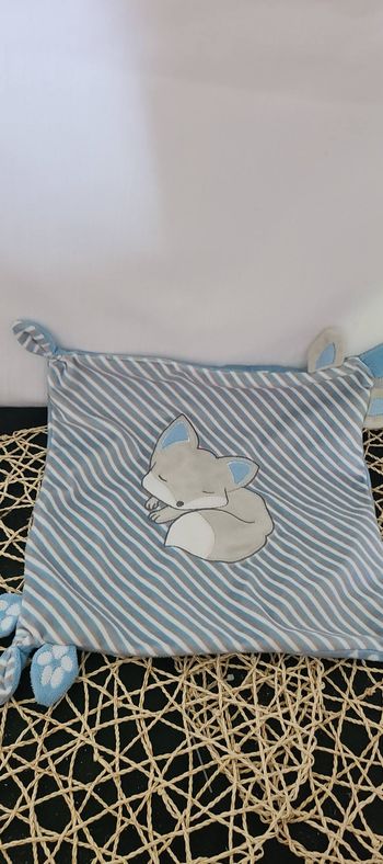 Doudou renard CAD Distri Center carré plat bleu