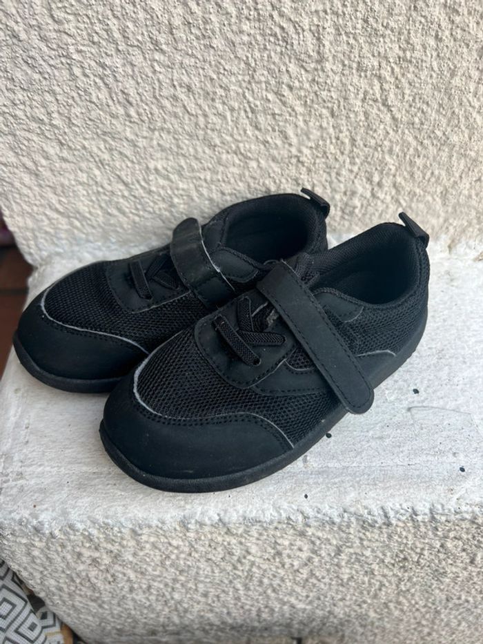 Paire de baskets fille pointure 27 sans marque bon état