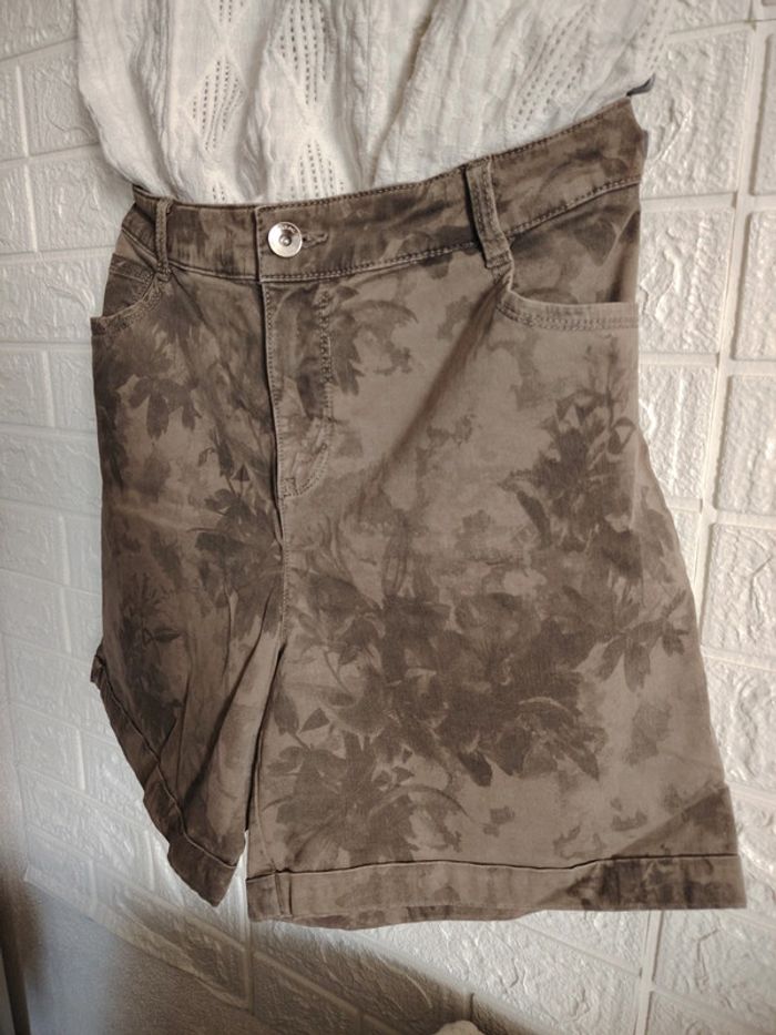 Ensemble short kaki, tee-shirt blanc et tour de cou - photo numéro 5