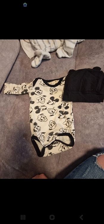 Bodi + bonnet + bavoir.