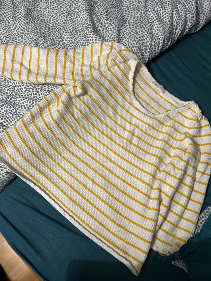 Pull jaune et blanc