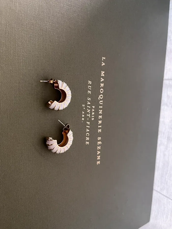 Boucle d’oreilles blanche et doré arrondies - photo numéro 8