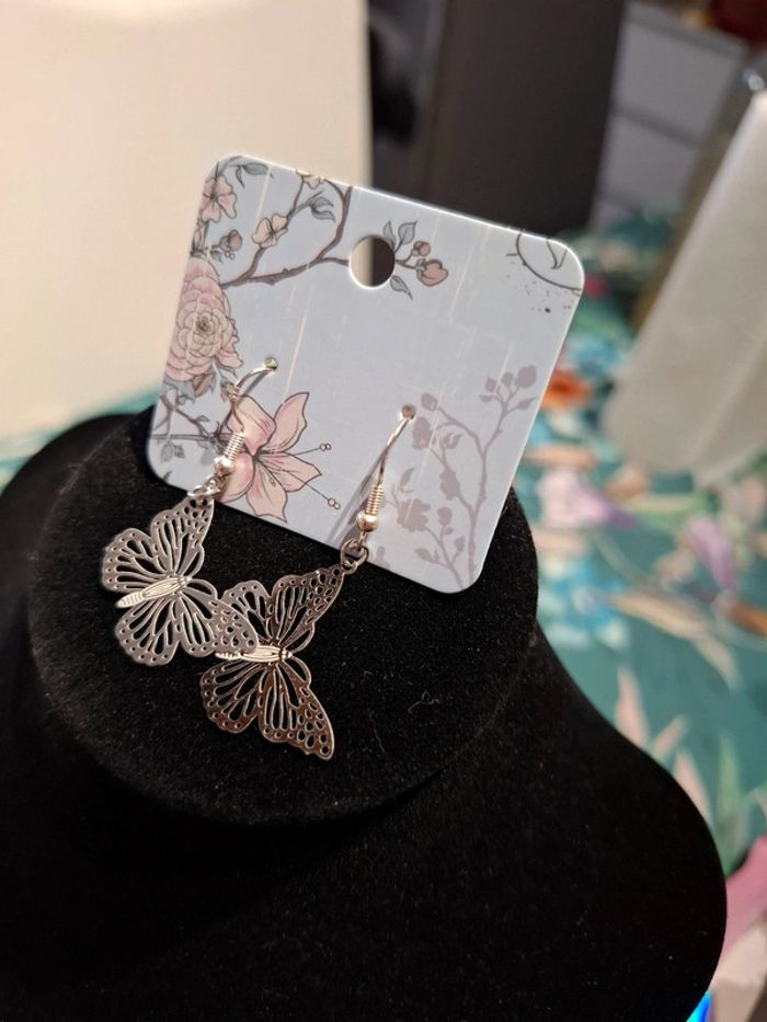 Magnifique boucle d oreille papillon femme neuve - photo numéro 2