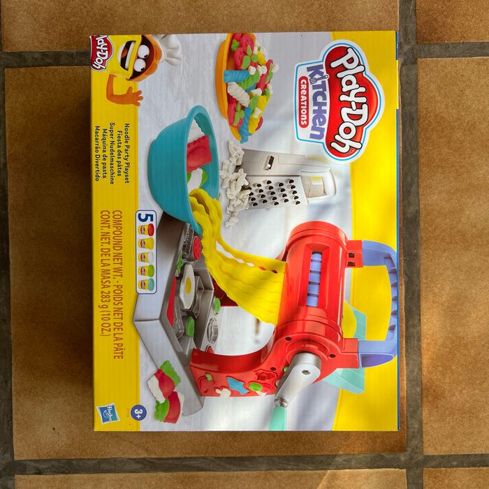 Play Doh – Pate A Modeler - La Fiesta des Pates - Avec 5 pots de pâte à modeler
