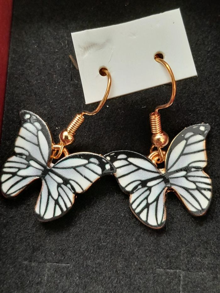 Boucles d'oreilles, papillons émaillées, noires et blanches, dorées - photo numéro 2