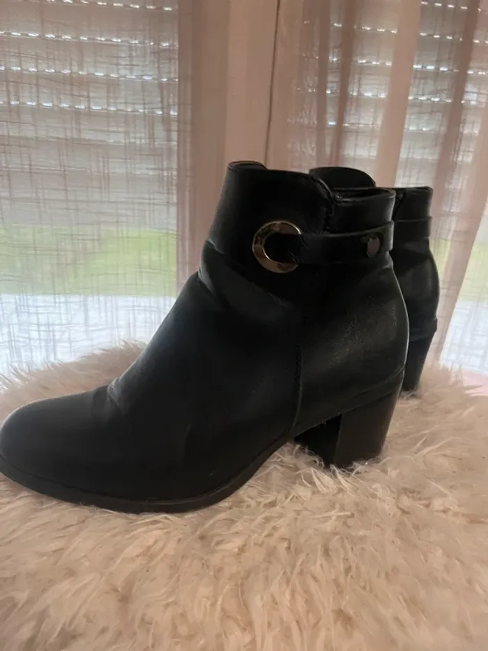 Bottines noires avec boucle argent