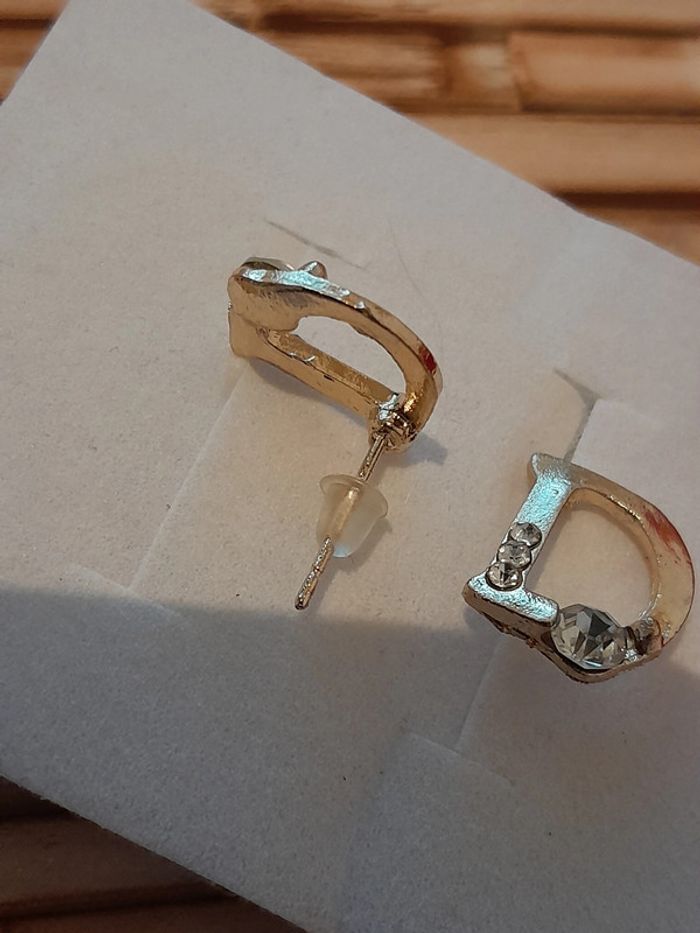Boucles d'oreilles dorées, lettre D, avec strass - photo numéro 3