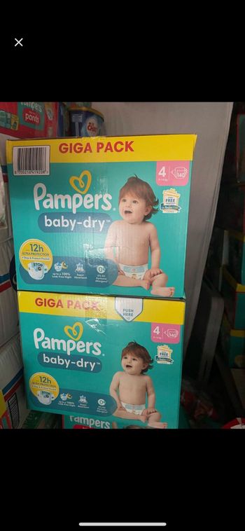 Deux Giga pack de couches taille 4