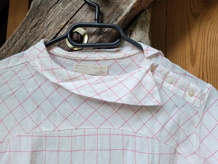 Très beau chemisier, coupe originale, Zara, 9 ans, couleur crème à carreaux roses - photo numéro 2