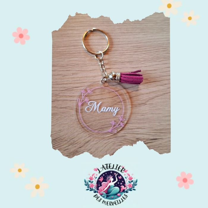 Porte clé en plastique mami avec pompom