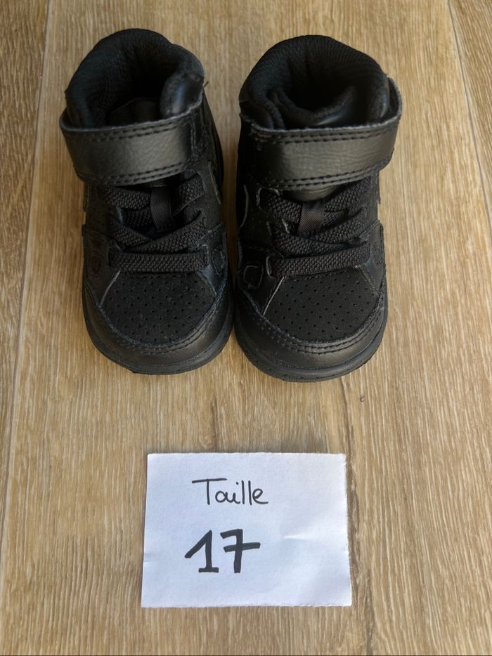 Baskets Nike bébé Taille 17 Neuve - photo numéro 2