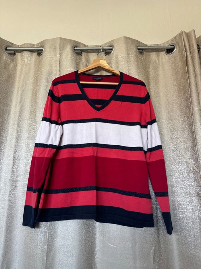 Pull Tommy Hilfiger Femme – Col V – Rayé Rouge/Blanc/Bleu – Taille XL